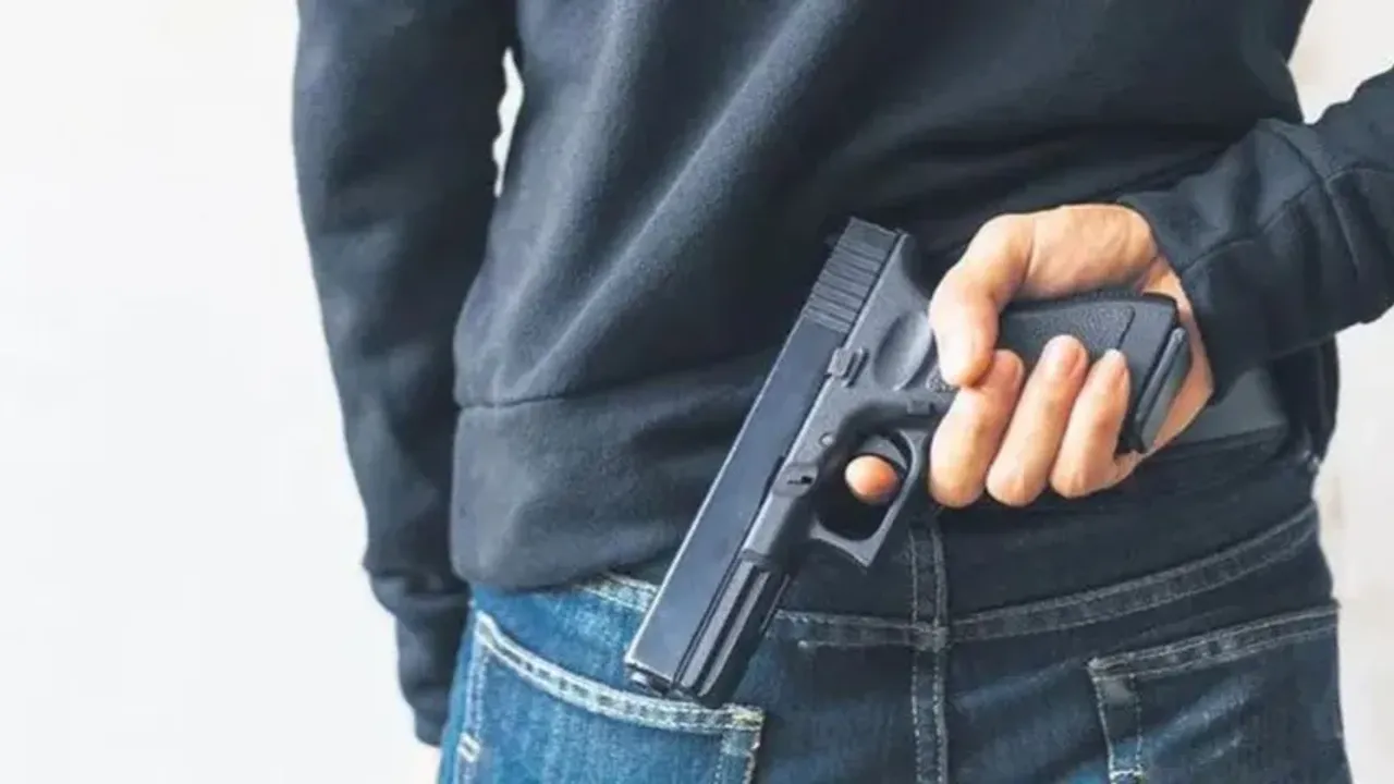 İşletmeci ile müşteriler arasında silah ve bıçaklı kavga: 2 yaralı