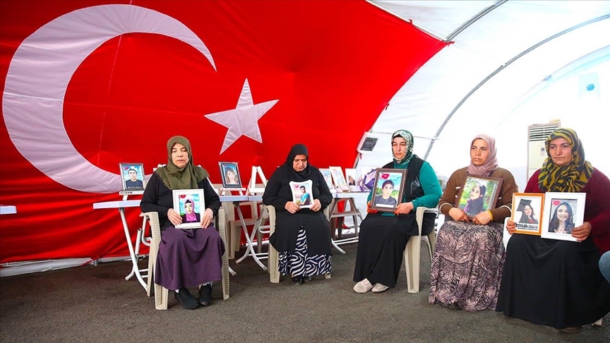 Ramazan Bayramı'nda evlatlarına kavuşmak için nöbetteler