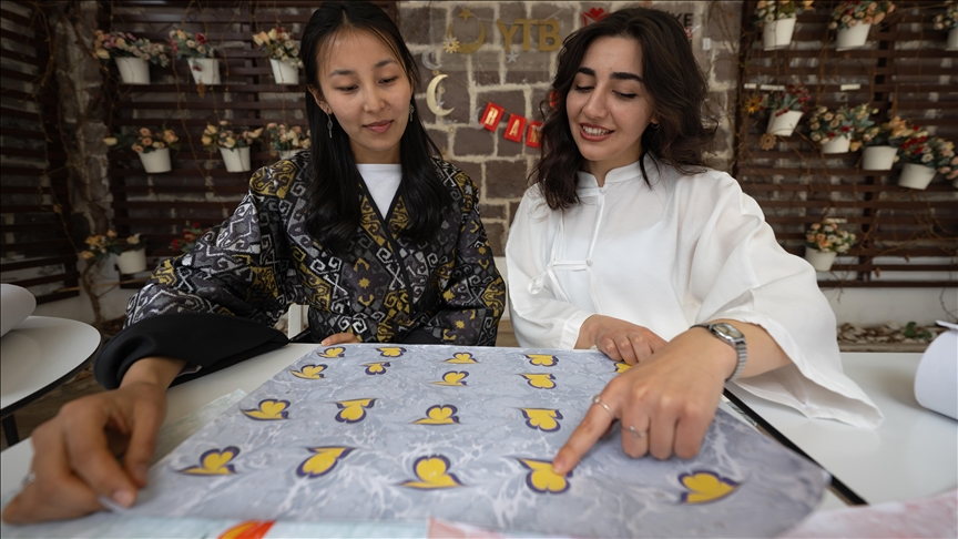 Türkiye'de tanıştıkları ebru sanatını benzersiz buldular