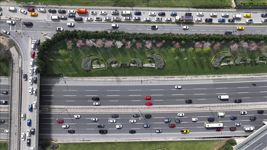 Bayram tatilinde trafik yoğunluğu yaşanıyor
