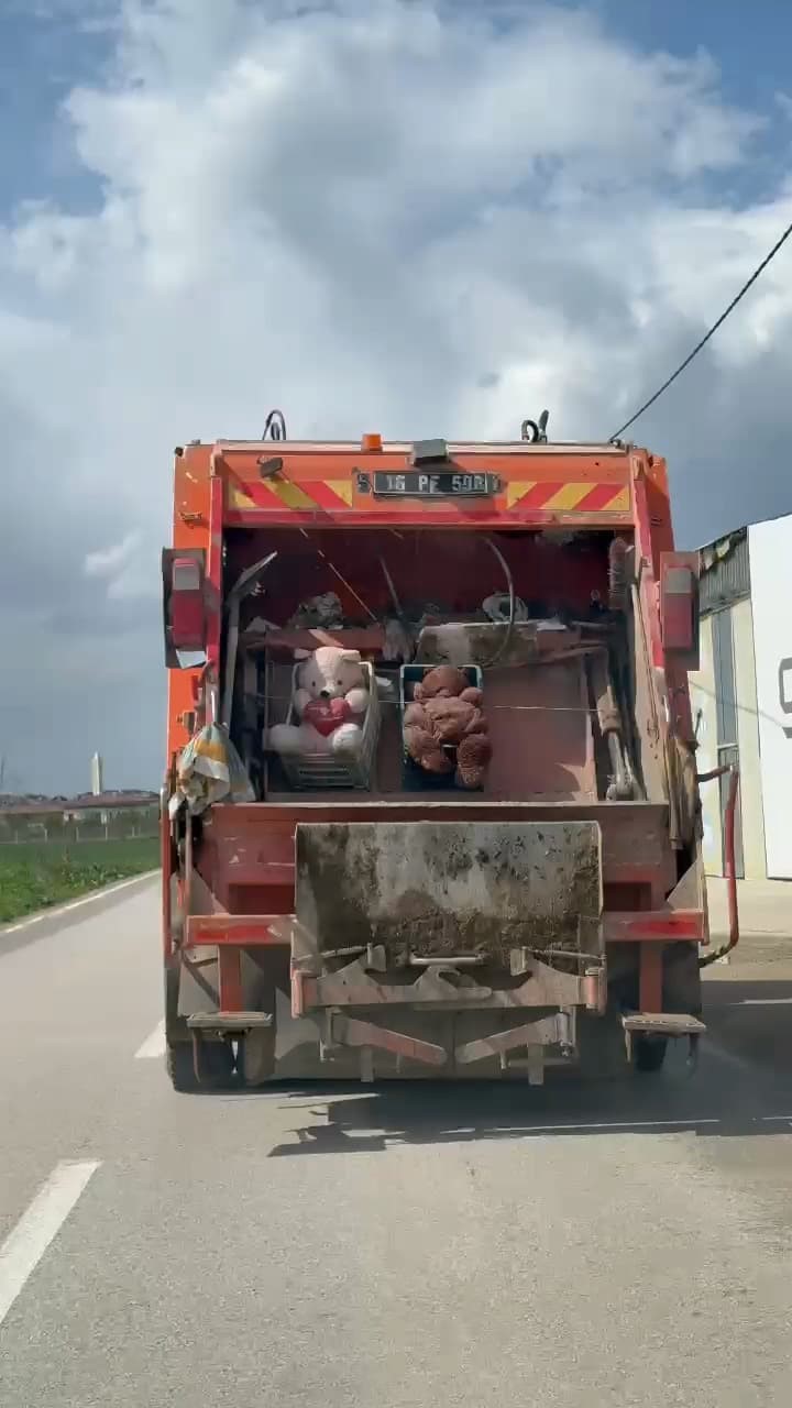 Çöp Kamyonunu Gören Gözlerine İnanamadı!