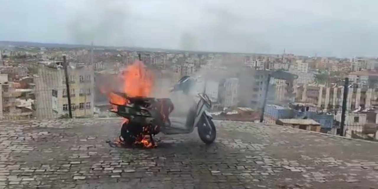 Park halindeki motosiklet alev alev yandı