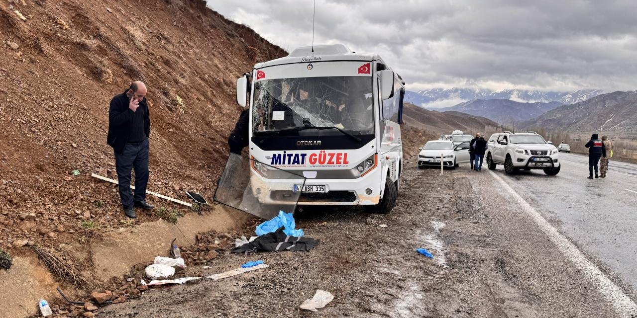 Erzurum'da servis midibüsü yamaca çarptı: 1 ölü, 16 yaralı