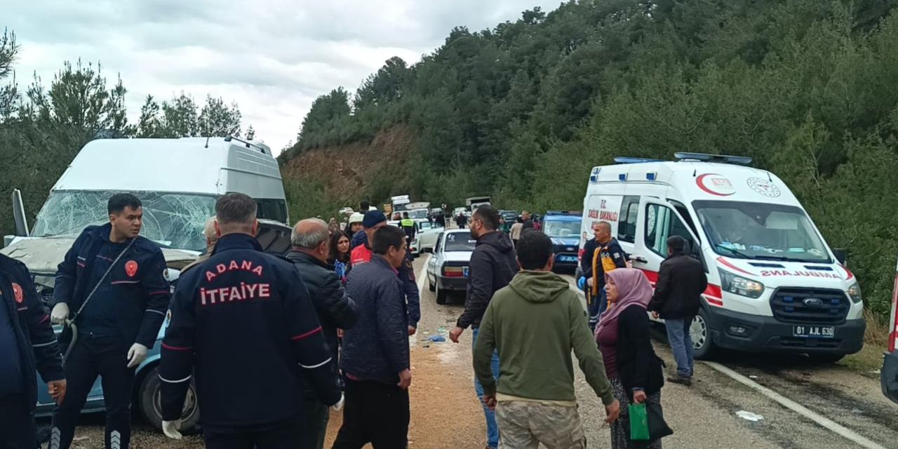 Adana'da otomobil ile minibüs çarpıştı: 5 ölü