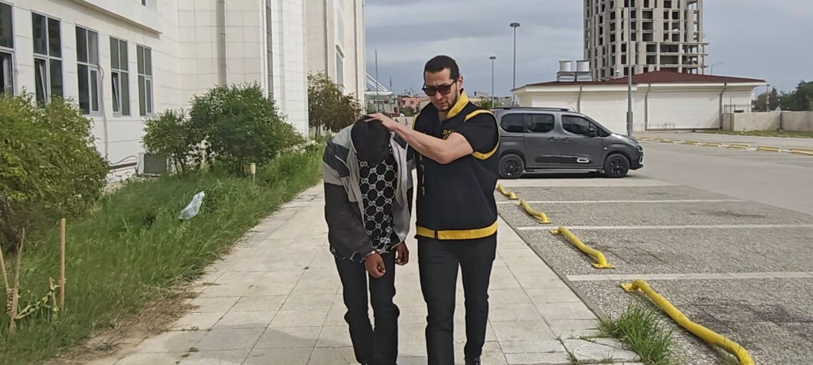 18 yaşındaki genç sevgilisini rahatsız eden şahsın babasını öldürdü