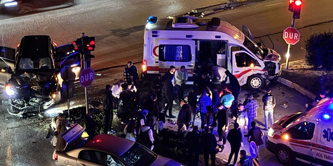 Hasta taşıyan ambulans ile otomobil çarpıştı: 9 yaralı