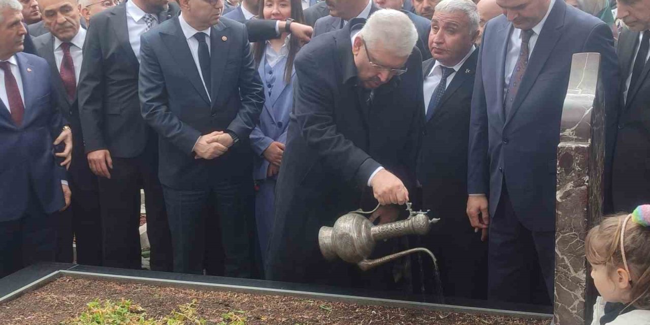 MHP’nin Kurucu Lideri Alparslan Türkeş, mezarı başında anıldı