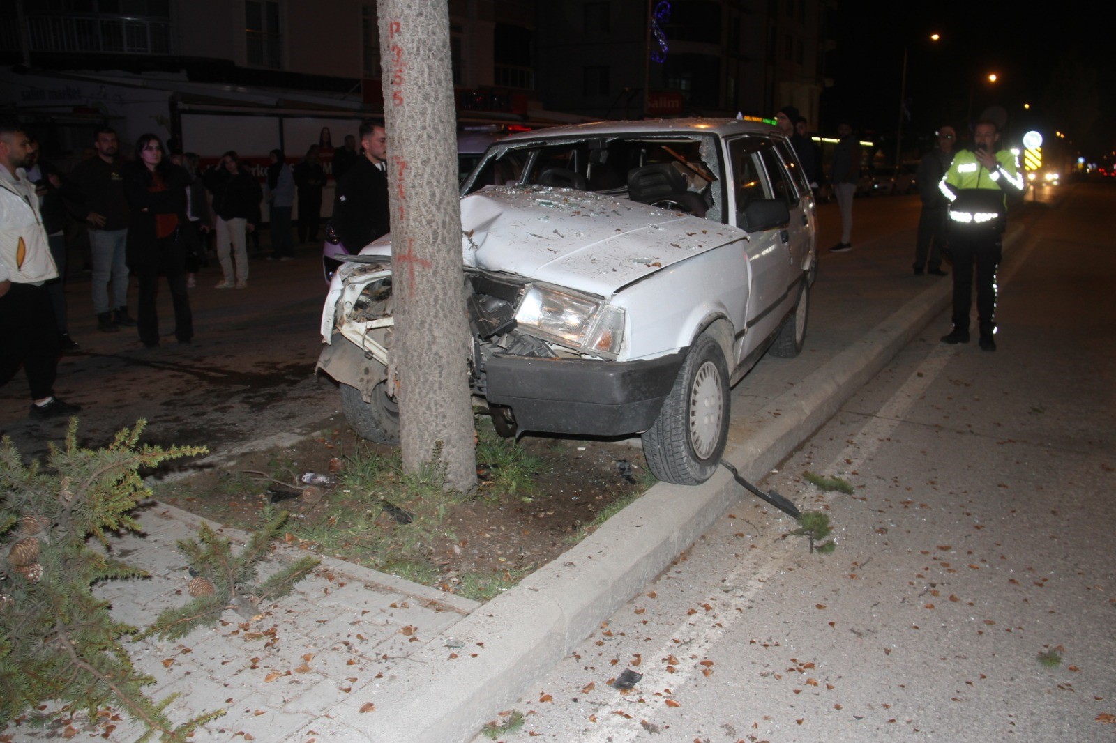 Otomobil ağaca çarptı: 6 yaralı