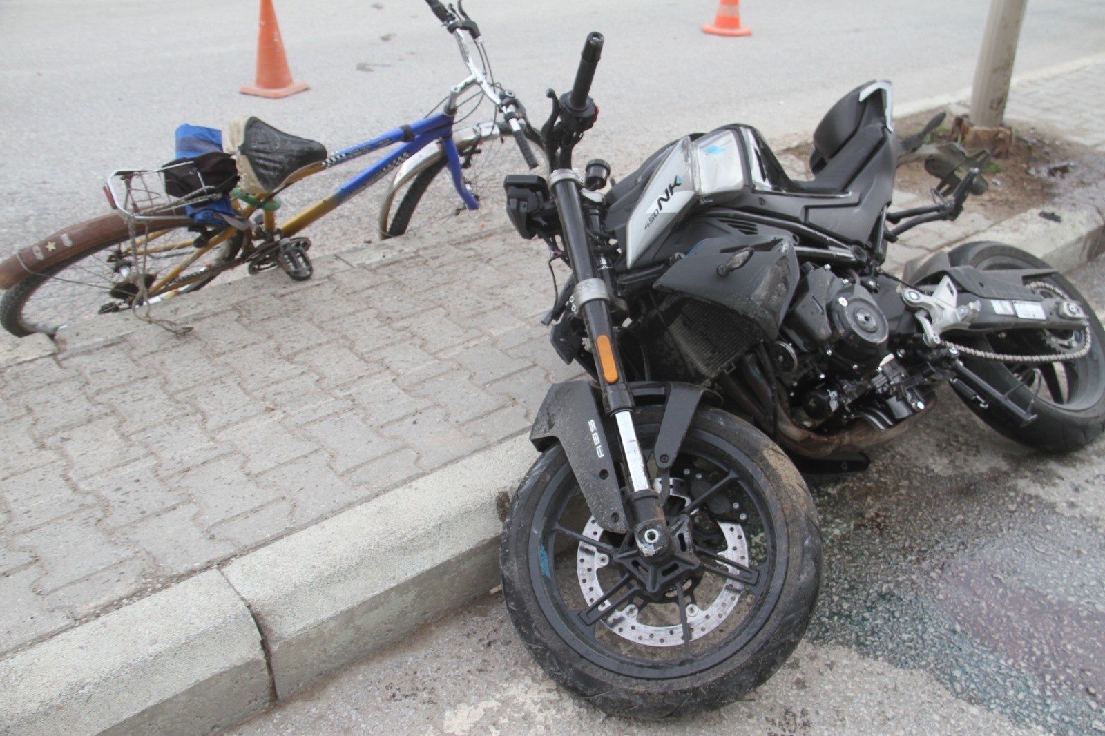 Motosikletle çarpışan bisikletli hayatını kaybetti