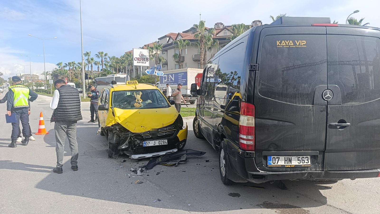 Minibüs ile ticari taksi kavşakta çarpıştı!
