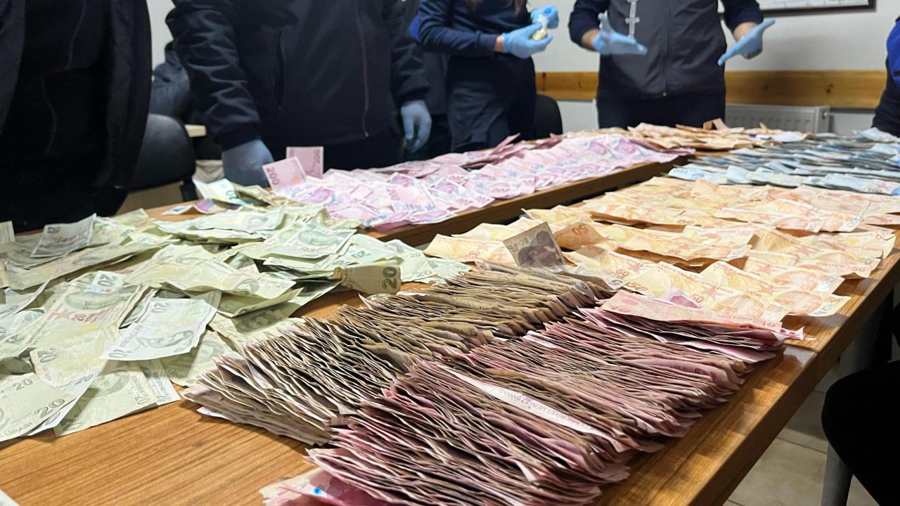 Dilenci Değil, Banka! Üzerinden binlerce lira çıktı!