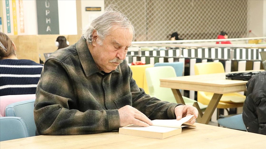 Kitap sevgisiyle çevresine örnek oluyor