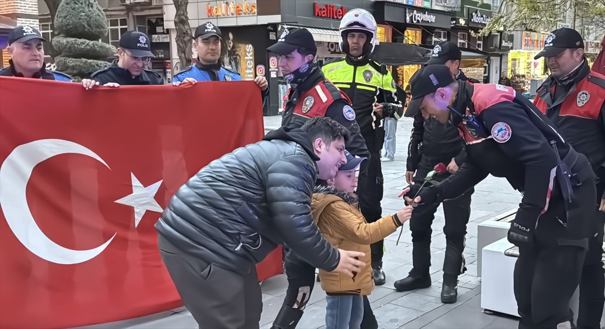 İhbar için gelen polise sürpriz kutlama