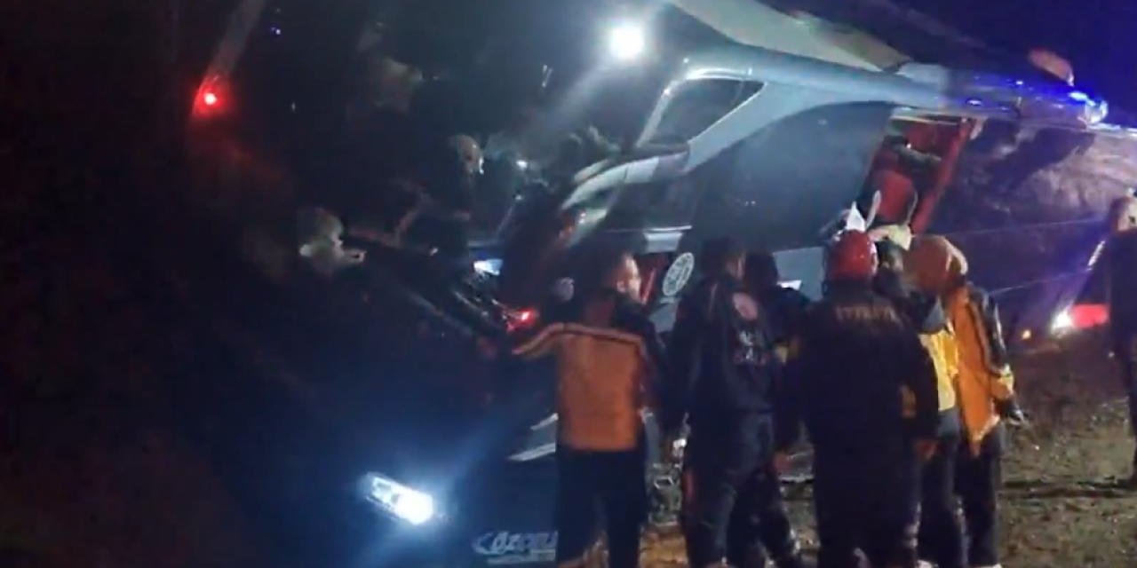 Çorum'da tur otobüsü kaza yaptı: 23 yaralı