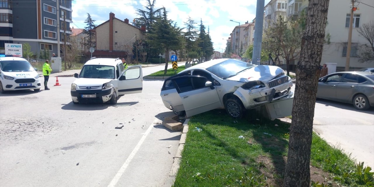 Konya'da otomobille kamyonetin çarpışması sonucu 5 kişi yaralandı