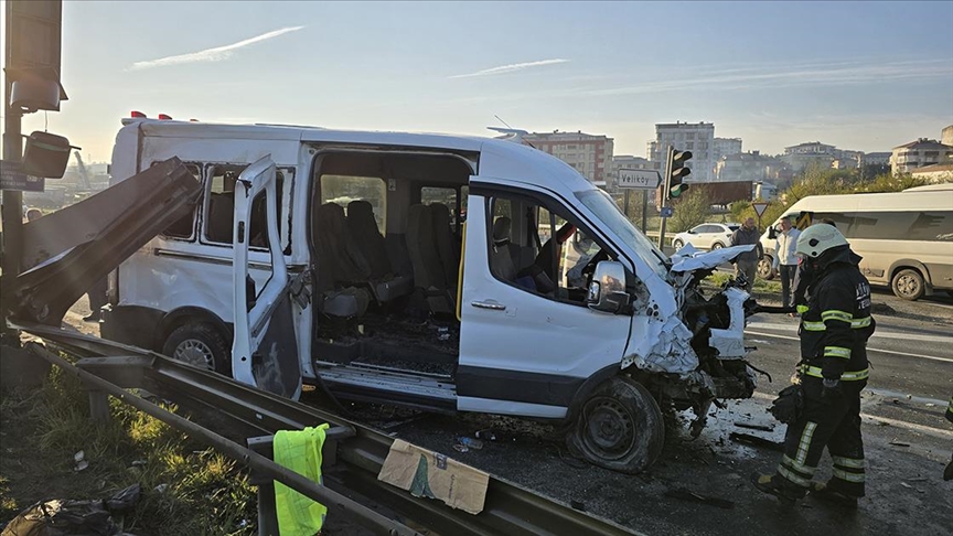 2 işçi servisinin çarpıştığı kazada 18 kişi yaralandı