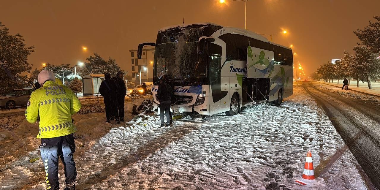 Erzincan'da yolcu otobüsü aydınlatma direğine çarptı: 2 kişi yaralandı