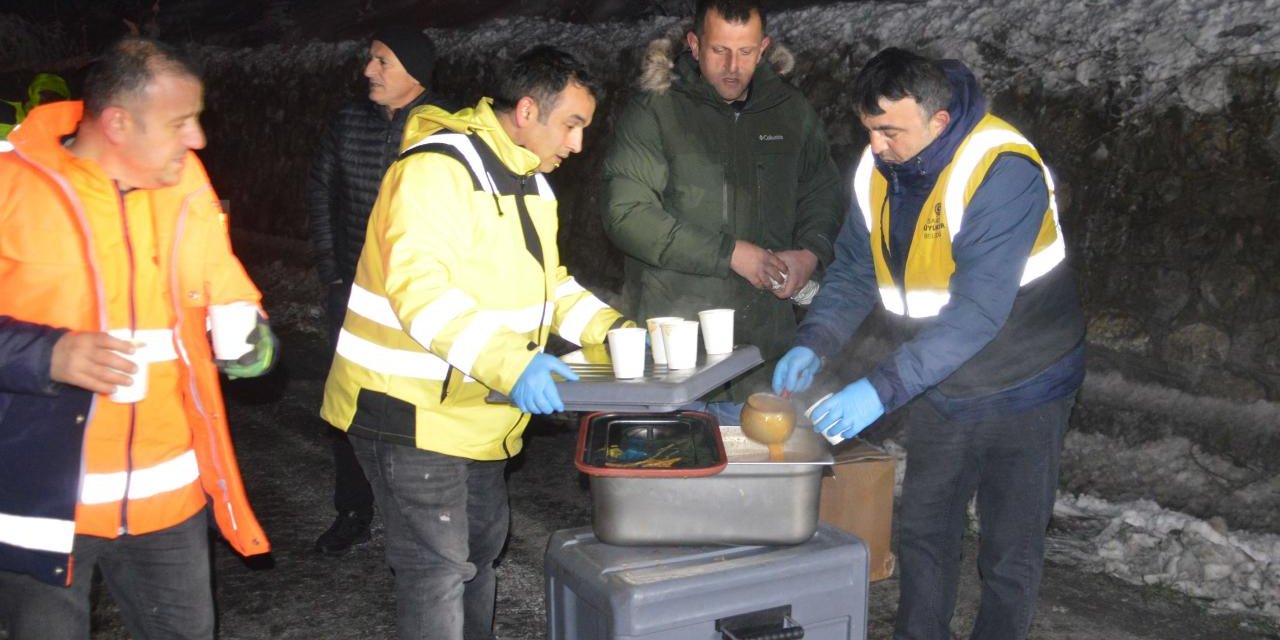 Samsun'da yolda mahsur kalanlara çorba ikram edildi