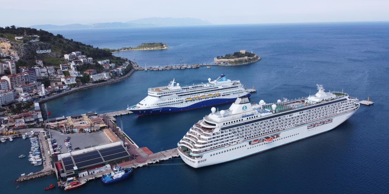 Kuşadası'na 3 kruvaziyerle 1657 turist geldi