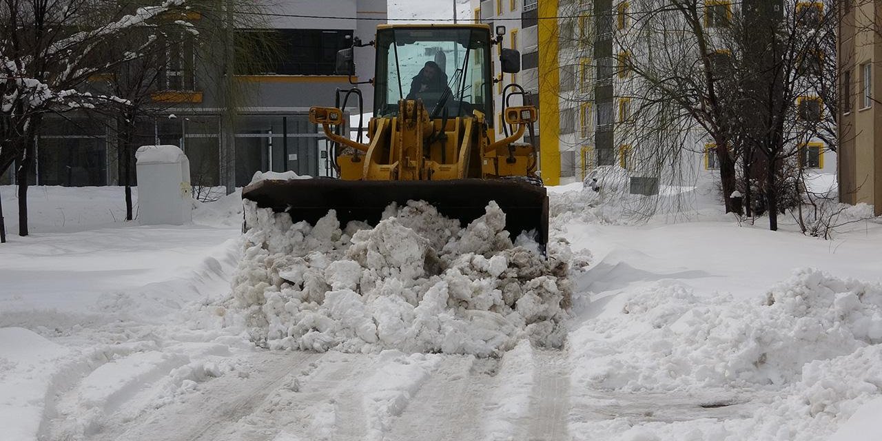 Nisan'da yoğun kar 312 yolu ulaşıma kapattı