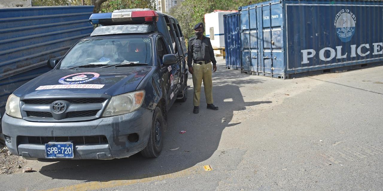 Pakistan'da bombalı saldırıda 3 polis öldü, 19 kişi yaralandı
