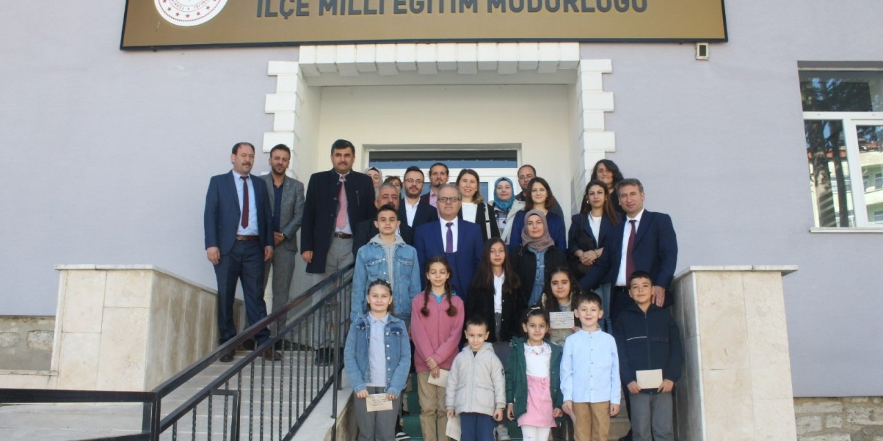 Yaptıkları afiş ve resimlerle suyun önemine dikkat çektiler