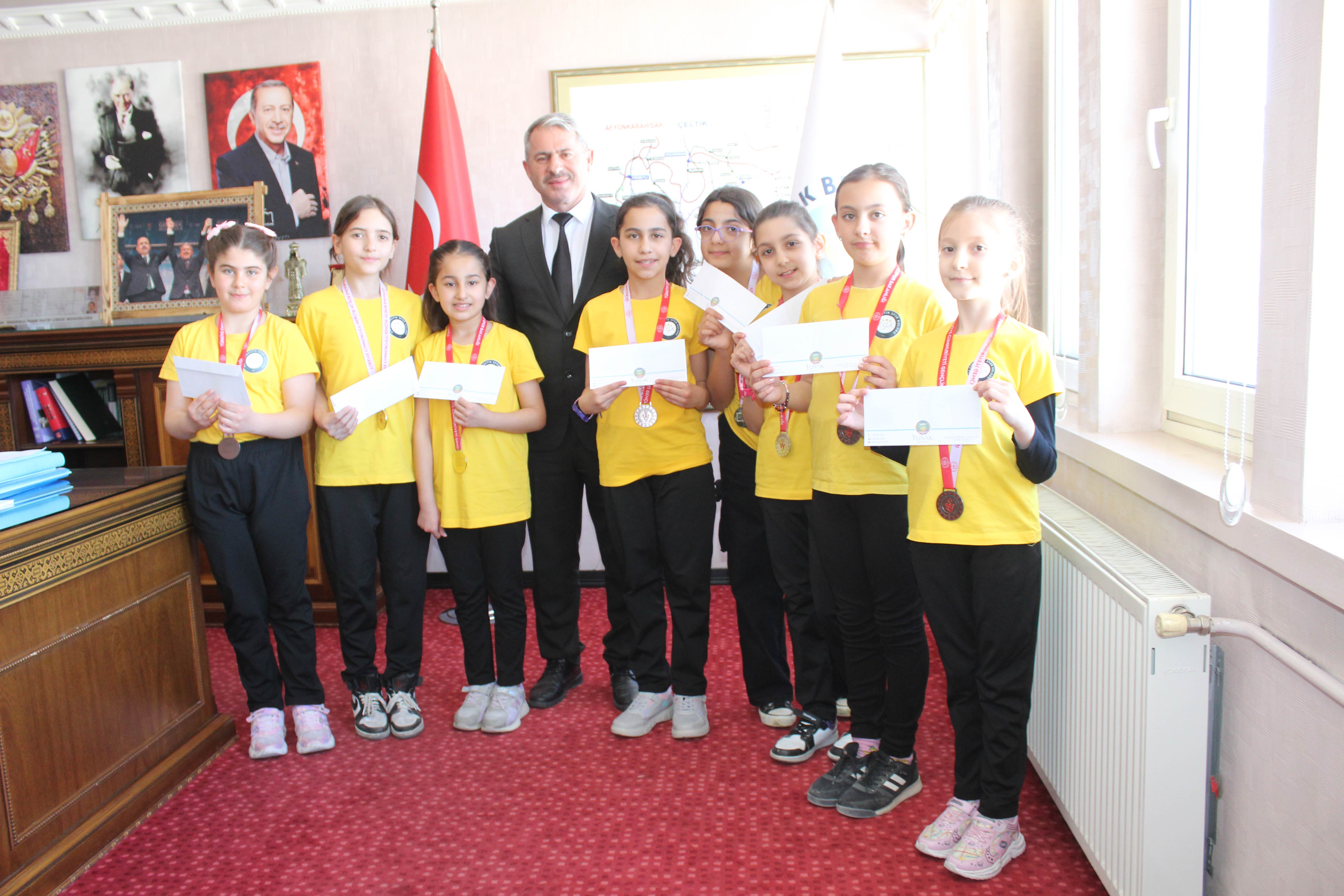 Yunak Belediye Başkanı derece alan öğrencileri tebrik etti