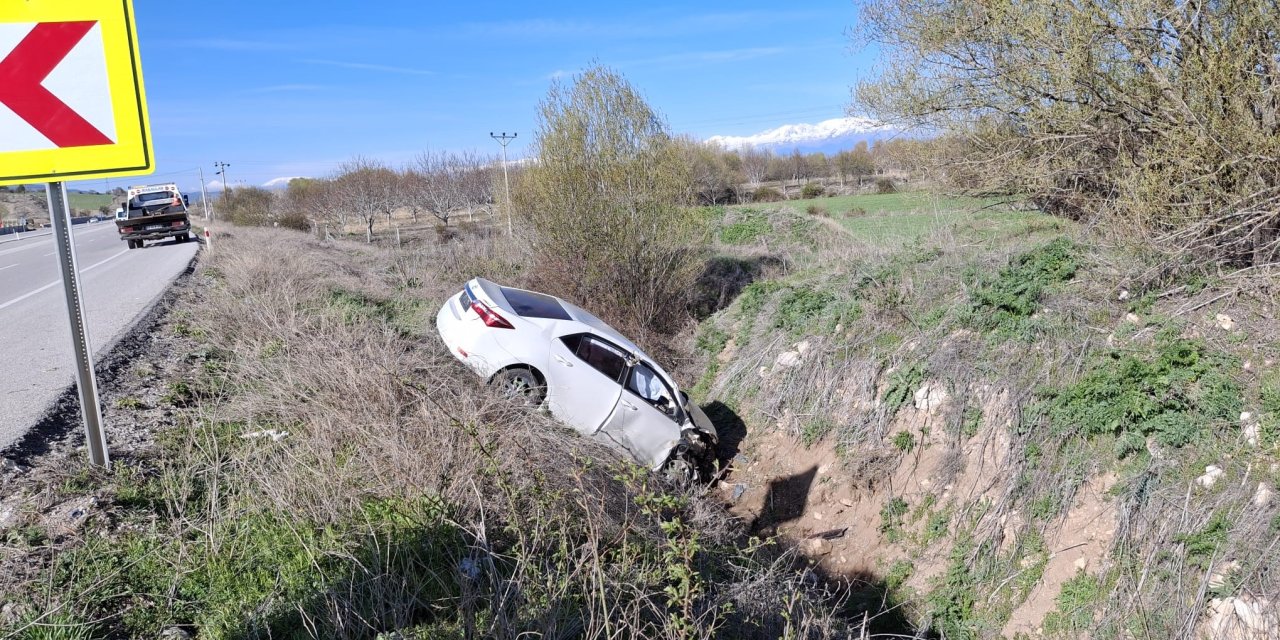 Konya’da otomobil dere yatağına uçtu: 2 yaralı