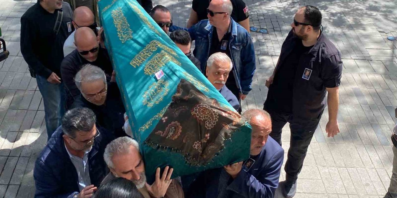 Tarkan’ın annesi son yolculuğuna uğurlanıyor