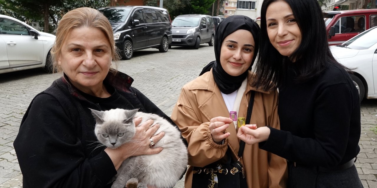 Kayıp kedisi ‘Badem’i bulanı altınla ödüllendirdi