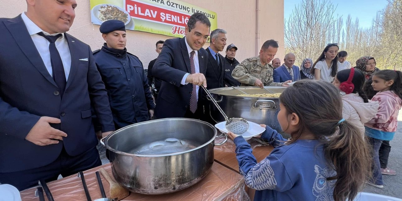 Okul bahçesinde öğrencilere özel pilav şenliği!