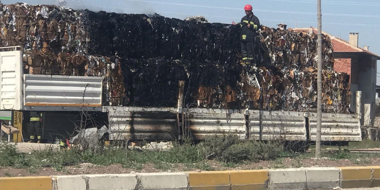 Yürekler ağıza geldi! Tırın dorsesinde yangın çıktı!