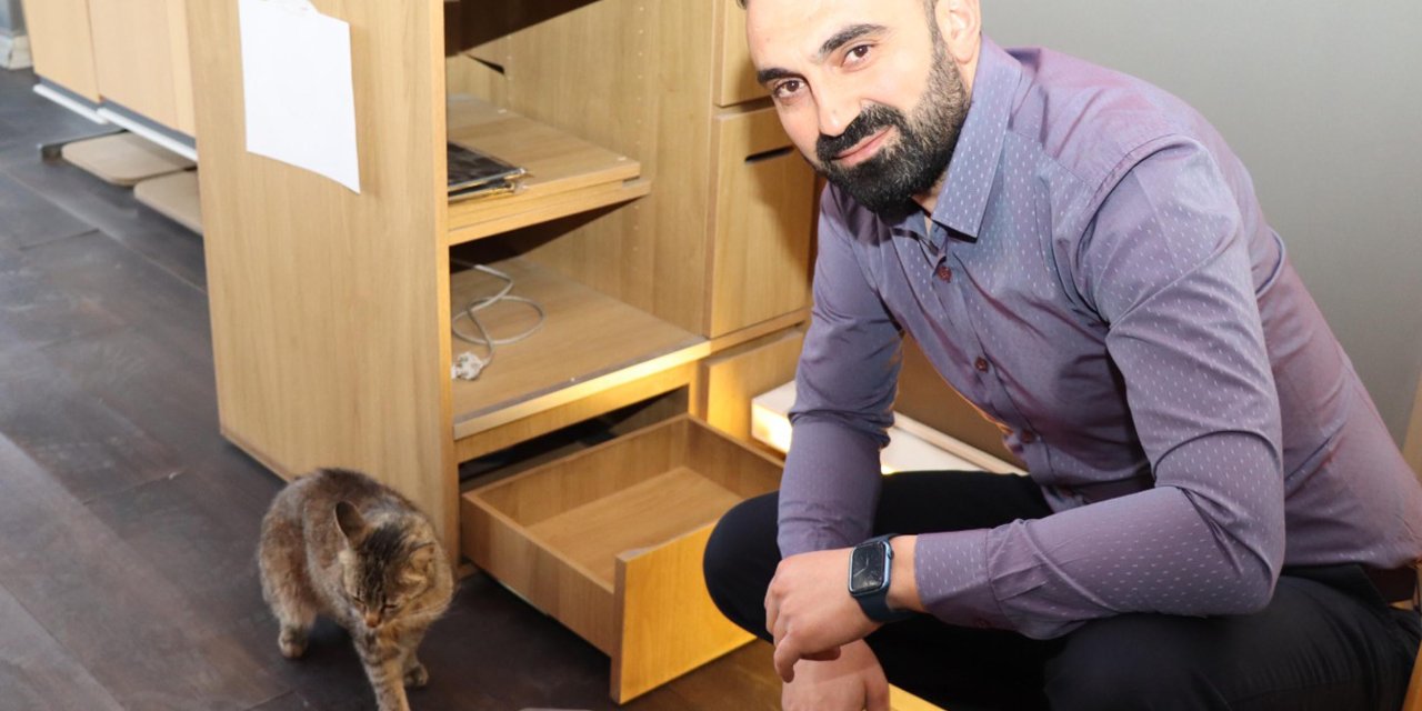 Masa çekmecesinde doğum yapan kedi ve yavrusuna esnaf sahip çıktı