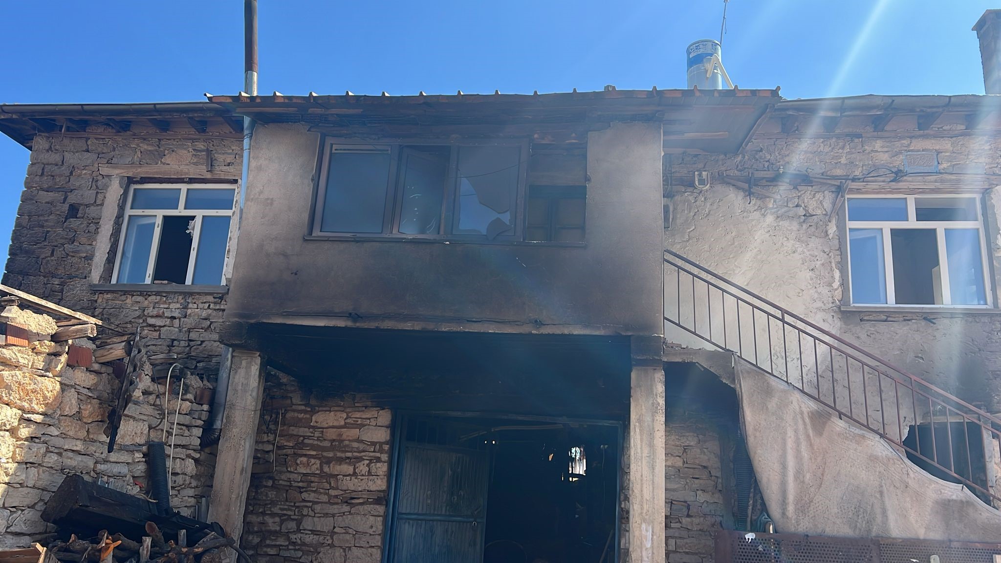 Konya'daki yangında 2 katlı ev kullanılamaz hale geldi