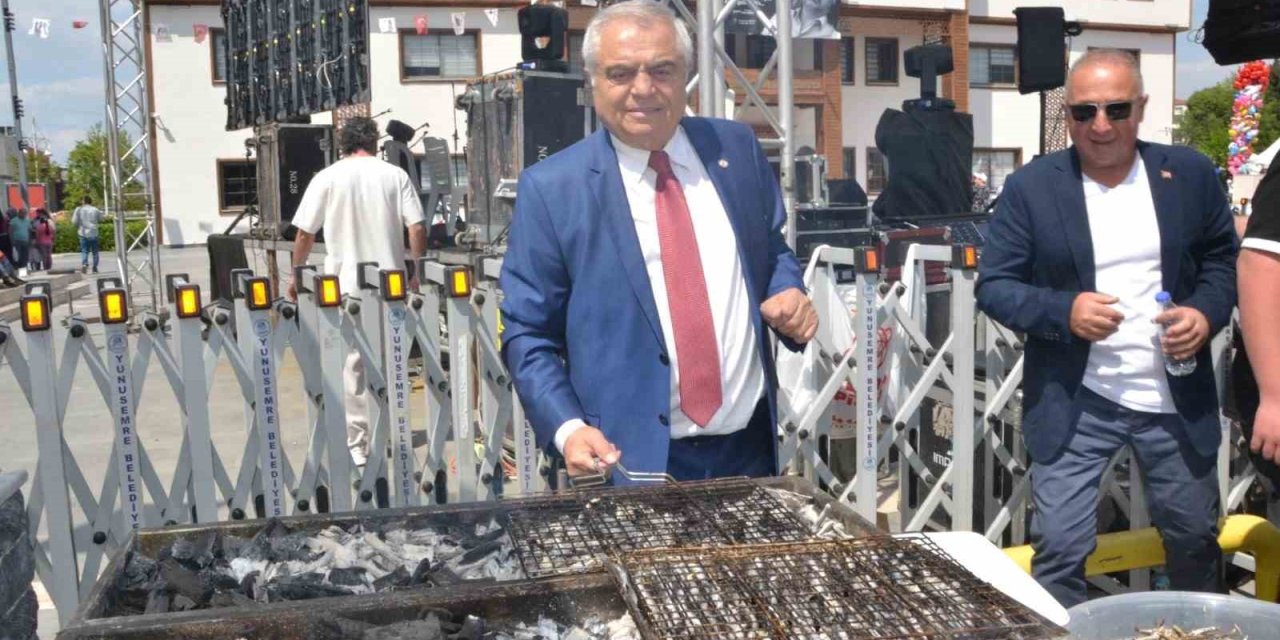 Manisa’daki festivalde 2 ton hamsi dağıtıldı