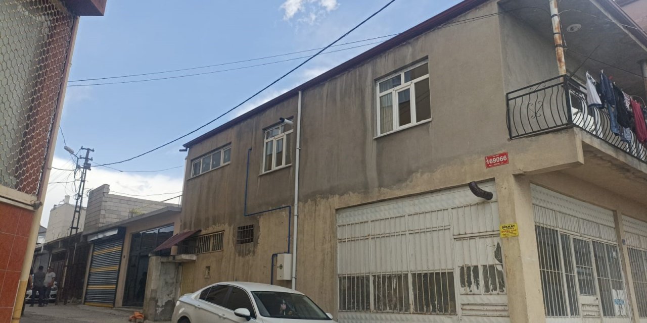 Ev taksiti için biriktirilen altın ve parayı çaldılar