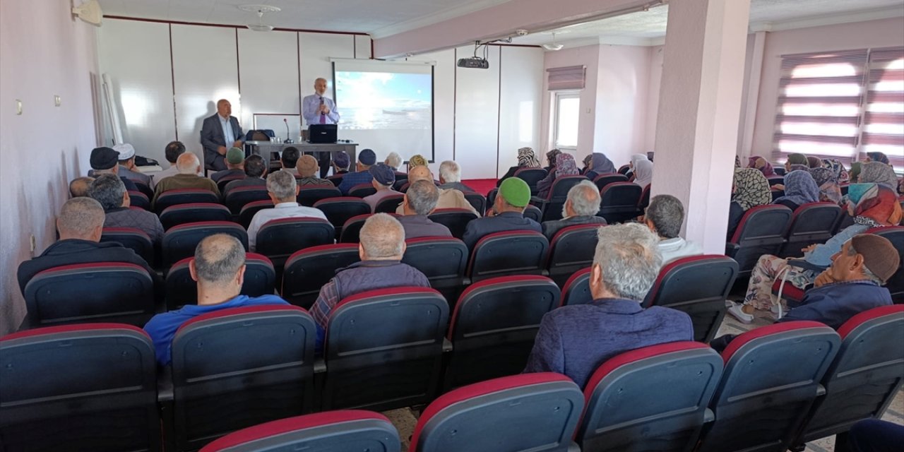Beyşehir'de hacı adaylarına seminer düzenlendi