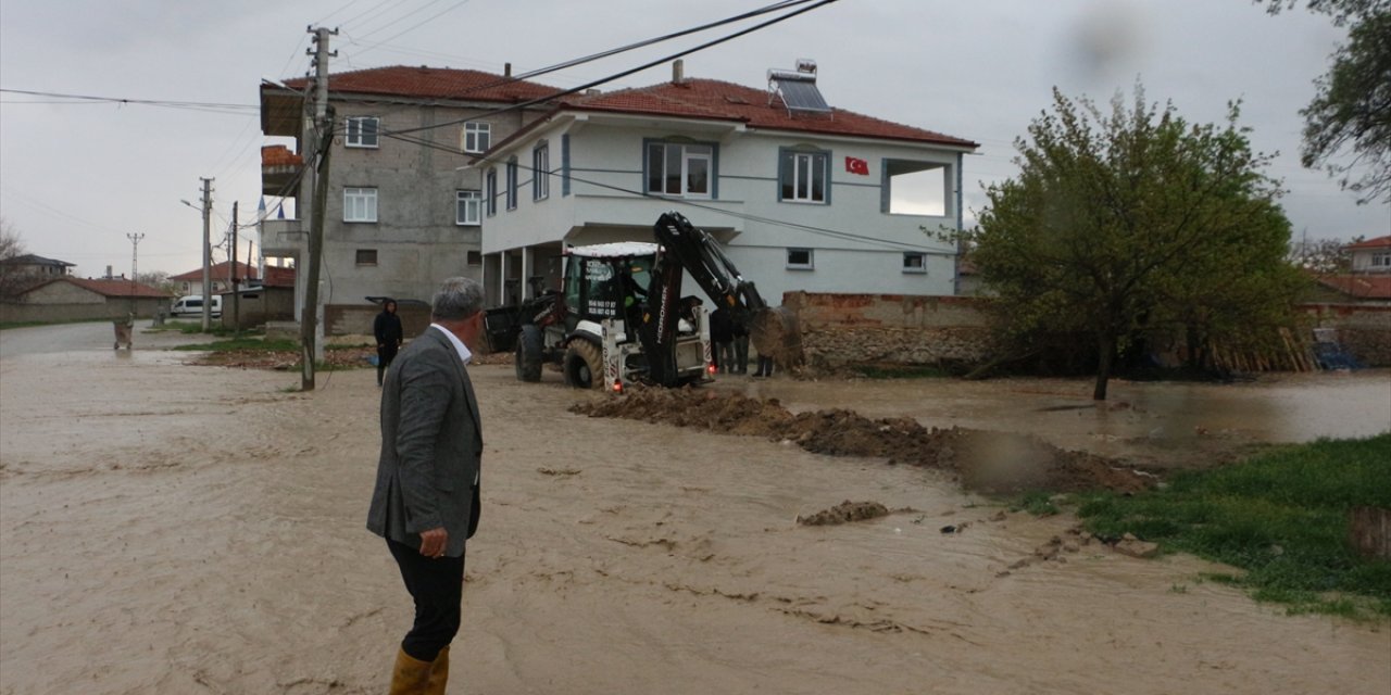 Konya'nın Yunak ilçesinde şiddetli yağış su baskınlarına neden oldu