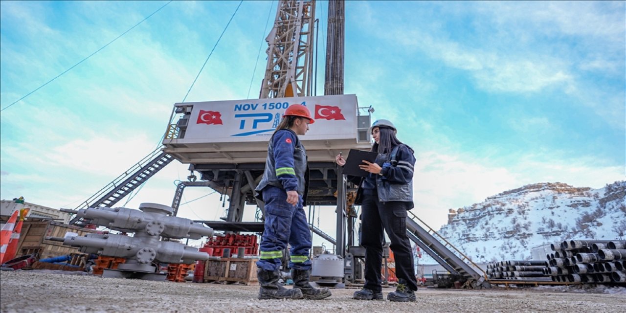Petrol fiyatlarındaki gerilemenin Türkiye'nin enerji faturasını hafifleteceği öngörülüyor