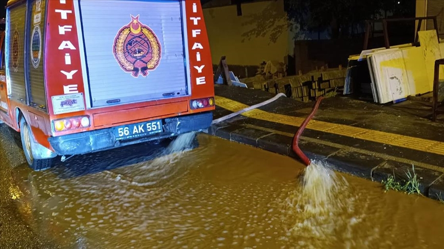 Etkili olan şiddetli yağış hayatı olumsuz etkiledi