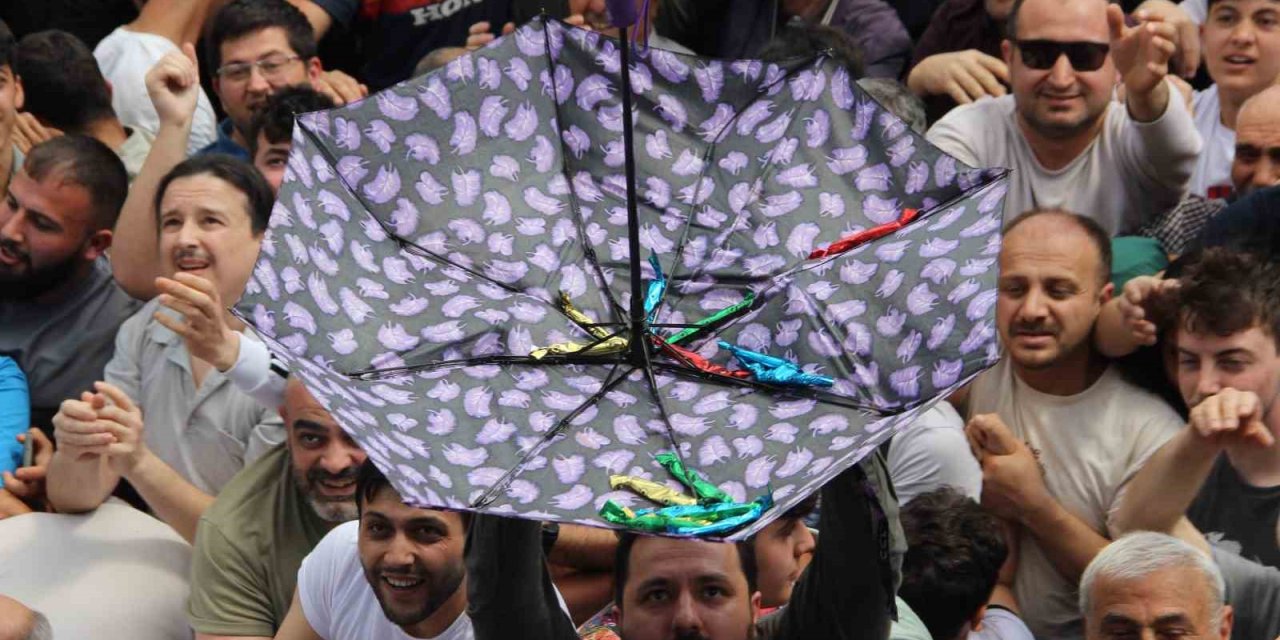 Şifalı macundan kapabilmek için on binler bir araya geldi