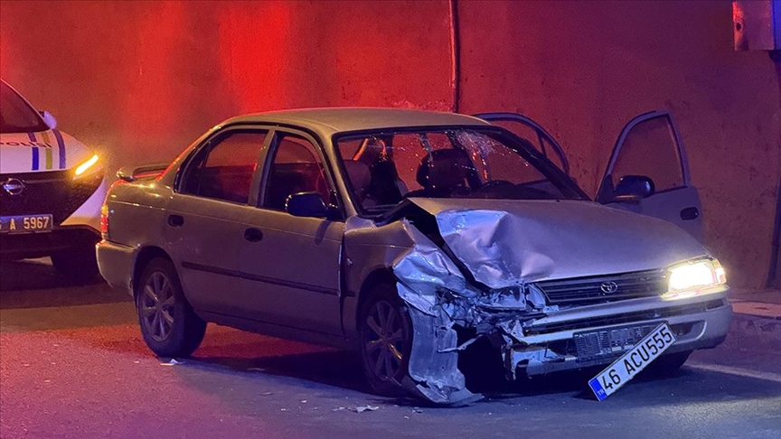 Tünelde iki otomobilin çarpıştığı kazada 7 kişi yaralandı