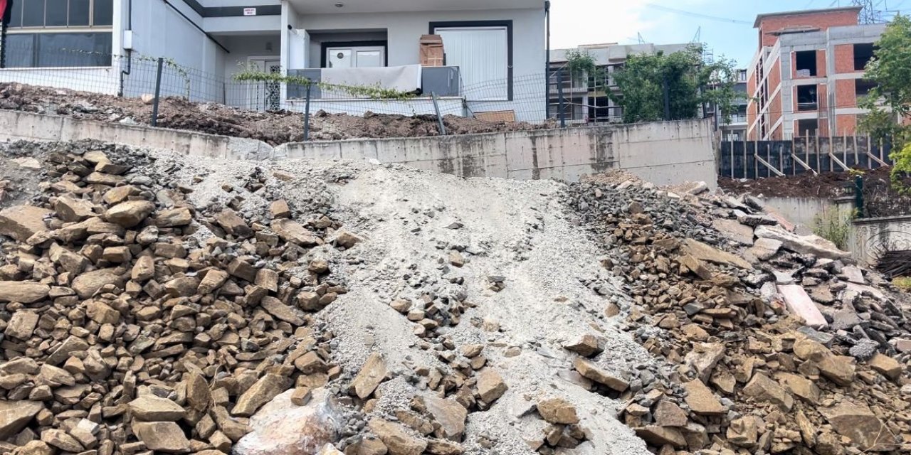 Tahliye edilen binanın önündeki istinat duvarına 'geçici dolgu'
