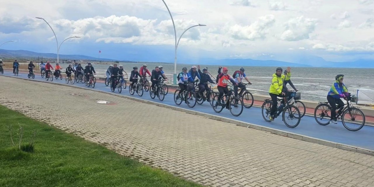 Kuraklığa dikkat çekmek için pedal çevirdiler!