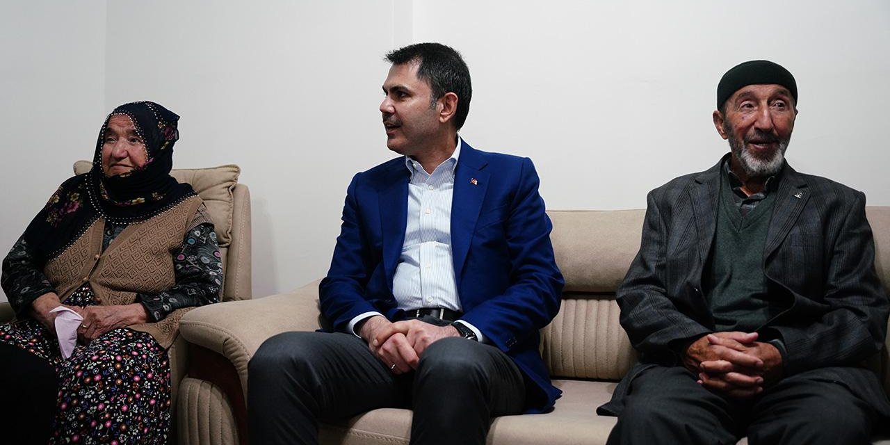 Bakan Kurum yeni köy evlerine taşınan aileye misafir oldu