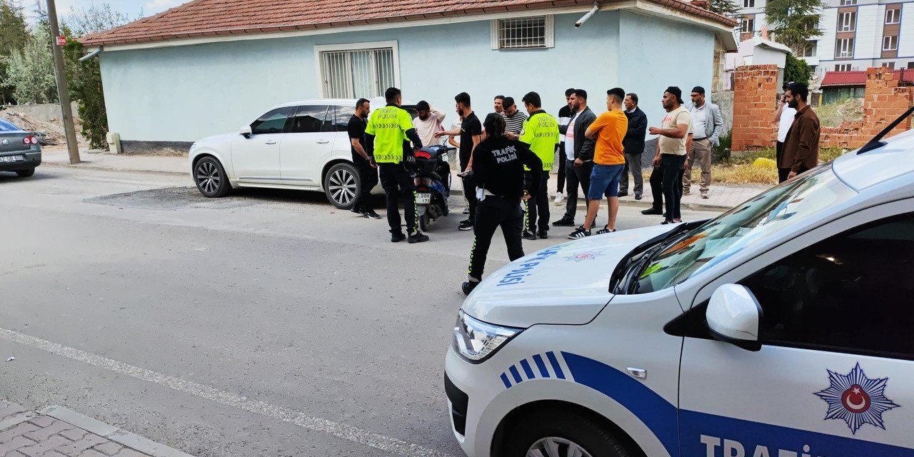 Park halindeki cipe çarpan motosikletli yaralandı