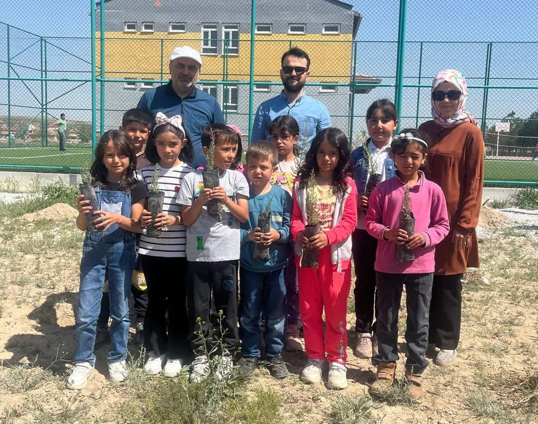 Öğrenciler 110 fidanı toprakla buluşturdu