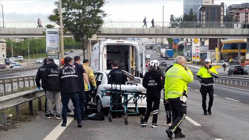 Otomobilin otobüse ve refüje çarptığı kazada 1 kişi öldü, 4 kişi yaralandı
