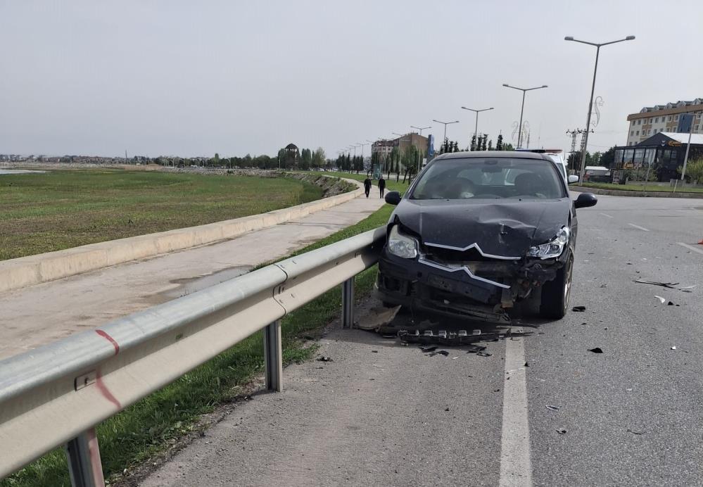 Konya'da otomobillerin çarpışmasıyla 2 kişi yaralandı