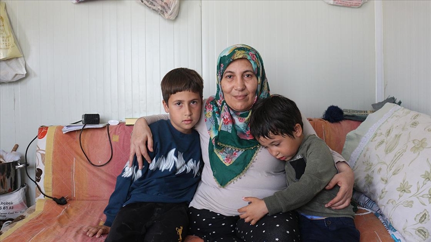 Depremde sağ bacağını kaybeden anne, iki çocuğu için hayata sımsıkı sarıldı